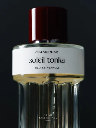 Soleil Tonka, a sublime plunge. Warm sand, the indulgent energy of vanilla and coconut glide on this powerful wave. Drawn back to shore, deliciously brushed by notes of tonka beans.“It was an interesting creative exploration to work on this tonka – matinated notecoco while translating it with the codes of elegance and performance of niche perfumery. It’s a fragrance of pure pleasure, with exotic images of sand in the hair and sea spray on the skin, which we sublimated with an overdose of ambroxan.» Jean-Christophe Hérault📷 @tobiashoffmannn #crimepassionnel #nicheperfume #perfumeboutique #copenhagen #chambre52