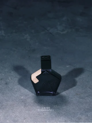 When L’Air du Désert Marocain was created, Andy Tauer had a picture in mind, a hotel bed in Marrakesh, in the early evening, the sun gone. The moon would rise soon and he imagined himself being in his room, lying on the bed, exhausted from the heat of the day, with the window open, letting the cool air in.

A soft and dry wind coming in, carrying the scents from the near desert, and the spices of the busy streets below. Lying on the bed, dreaming of a moon rising over the sandy hills of the Saharan desert, he dreamt the fragrance of a Moroccan night.

📷 @tobiashoffmannn 

#crimepassionnel #nicheperfume #perfumeboutique #copenaghen #andytauer