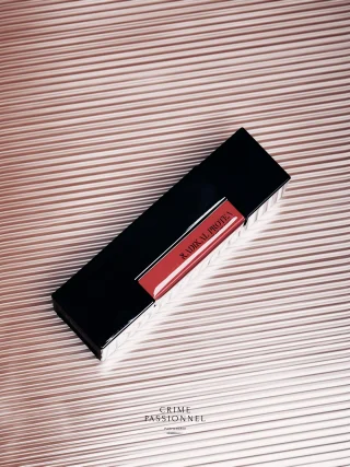 New Arrival!

This fragrance was conceived as a tribute to the Flower of South Africa, the protea, a symbol of light and rebirth.
Its fierce, pure, and untamed beauty inspired a composition in which every note breathes with the brightness of morning.
Crystalline grapefruit zest merges with the herbal freshness of artemisia, like a clear breath upon the skin.
Then comes Bulgarian Rose, noble and delicate, unfolding like a caress at sunrise.
Around it, white shadows shimmer, and white amber rises, magnifying this fragile yet sovereign purity.
A fragrance like a prayer to the light. A tribute to beauty in its truest essence.

📷 @tobiashoffmannn 

#crimepassionnel #nicheperfume #perfumeboutique #copenaghen #laurentmazzone