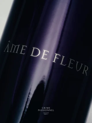 New Arrival!Âme de Fleur is inspired by the anemone flower, a symbol of desire, transformation, and eternal love. In Greek mythology, the anemone flower was born from the tears of Aphrodite, goddess of love, as she mourned her lost lover Adonis. From this divine sorrow bloomed a delicate flower – forever tied to beauty, and devotion.“Some flowers fascinate as much as they disturb. The anemone is one of them. Beautiful yet toxic, it survives at the expense of others, imposing itself with a sovereign, almost cruel grace.”📷 @tobiashoffmannn #crimepassionnel #nicheperfume #perfumeboutique #liquidesimaginaires #amedefleur