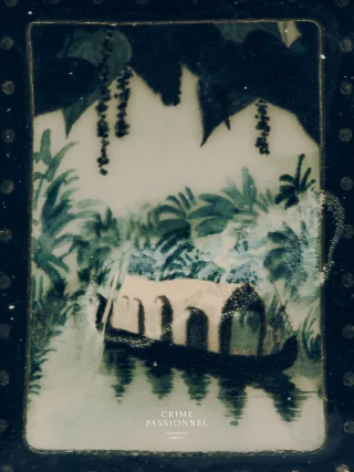 New Arrival!

The wind has risen over Kerala. Along the Malabar Coast, the backwaters of Alleppey unfold in lagoons and canals stretching across Lake Vembanad. Aboard a traditional kettuvallam, once a wooden fishing boat crafted from coir and timber, the journey slows, suspended in time.

Around the rice fields, papaya and mango trees stand alongside coconut palms wrapped in pepper vines, their tendrils winding around the protective trunks. One catches a glimpse of the dark berries, that black gold traded for centuries through the port of Kochi.

Spicy Road celebrates the spices of Western India: pepper in the top notes, vanilla and incense at its heart, resting on a warm, woody base.

📷 @tobiashoffmannn 

#crimepassionnel #nicheperfume #perfumeboutique #unenuitnomade #spicyroad