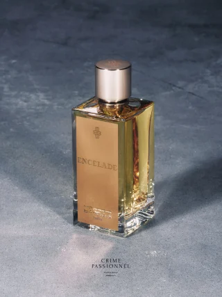 ENCELADE is a woody – green – leathery MARC-ANTOINE BARROIS perfume by perfumer Quentin Bisch.

Shadow-light relationship within a perfume which plays its paradoxes with delight.

Main accord of rhubarb, cedar and vetiver express the smell of Earth, sap, lush nature. Green and woody notes which comes to mingle with the crash of smoked and animal leather.

Milky sandalwood and tonka bean add sensuality and addiction to the skin.

Enceladus, the natural moon of Saturn or the mythological son of Gaia, imprisoned under the Etna volcano after having been defeated by the gods.

📷 @tobiashoffmannn 

#crimepassionnel #nicheperfume #boutique #copenhagen #marcantoinebarrois